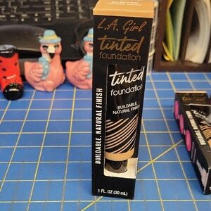 L.A. Girl Tinted Foundation 30ml New In Box Warm Sand